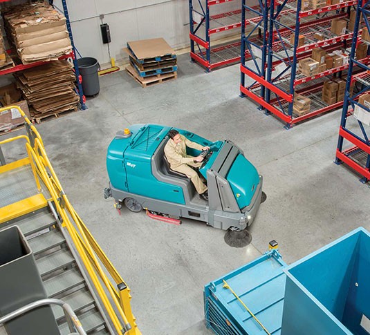 Une machine Tennant nettoyant le plancher d’un établissement